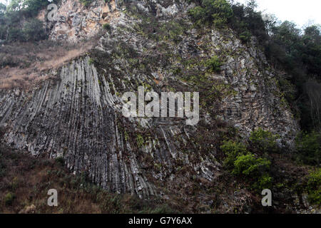 Tengchong, Tengchong, CHN. Xiii Febbraio, 2016. Tengchong, Cina - 13 Febbraio 2016: (solo uso editoriale. Cina OUT) giunzione colonnari. Si tratta di una struttura geologica in cui insiemi di intersecando strettamente distanziati fratture, denominato giunti, danno come risultato la formazione di una matrice regolare di prismi poligonali o colonne. Giunzione colonnare avviene in molti tipi di rocce vulcaniche e le forme come la roccia si raffredda e contratti. Giunzione colonnare può verificarsi nel raffreddamento di flussi di lava e tufi ashflow (ignimbrite), così come in alcune intrusioni poco profonde. © SIPA Asia/ZUMA filo/Alamy Live News Foto Stock