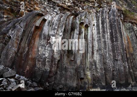 Tengchong, Tengchong, CHN. Xiii Febbraio, 2016. Tengchong, Cina - 13 Febbraio 2016: (solo uso editoriale. Cina OUT) giunzione colonnari. Si tratta di una struttura geologica in cui insiemi di intersecando strettamente distanziati fratture, denominato giunti, danno come risultato la formazione di una matrice regolare di prismi poligonali o colonne. Giunzione colonnare avviene in molti tipi di rocce vulcaniche e le forme come la roccia si raffredda e contratti. Giunzione colonnare può verificarsi nel raffreddamento di flussi di lava e tufi ashflow (ignimbrite), così come in alcune intrusioni poco profonde. © SIPA Asia/ZUMA filo/Alamy Live News Foto Stock