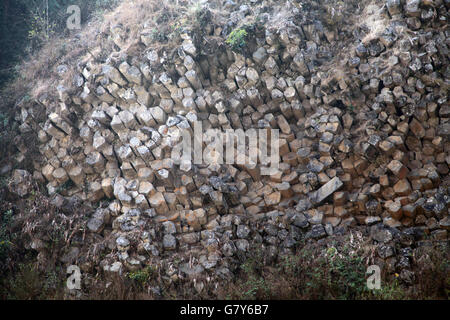 Tengchong, Tengchong, CHN. Xiii Febbraio, 2016. Tengchong, Cina - 13 Febbraio 2016: (solo uso editoriale. Cina OUT) giunzione colonnari. Si tratta di una struttura geologica in cui insiemi di intersecando strettamente distanziati fratture, denominato giunti, danno come risultato la formazione di una matrice regolare di prismi poligonali o colonne. Giunzione colonnare avviene in molti tipi di rocce vulcaniche e le forme come la roccia si raffredda e contratti. Giunzione colonnare può verificarsi nel raffreddamento di flussi di lava e tufi ashflow (ignimbrite), così come in alcune intrusioni poco profonde. © SIPA Asia/ZUMA filo/Alamy Live News Foto Stock