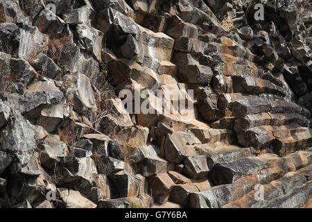 Tengchong, Tengchong, CHN. Xiii Febbraio, 2016. Tengchong, Cina - 13 Febbraio 2016: (solo uso editoriale. Cina OUT) giunzione colonnari. Si tratta di una struttura geologica in cui insiemi di intersecando strettamente distanziati fratture, denominato giunti, danno come risultato la formazione di una matrice regolare di prismi poligonali o colonne. Giunzione colonnare avviene in molti tipi di rocce vulcaniche e le forme come la roccia si raffredda e contratti. Giunzione colonnare può verificarsi nel raffreddamento di flussi di lava e tufi ashflow (ignimbrite), così come in alcune intrusioni poco profonde. © SIPA Asia/ZUMA filo/Alamy Live News Foto Stock