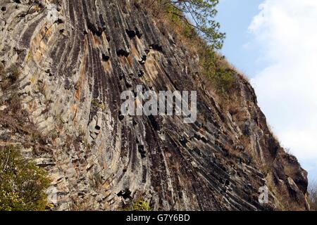 Tengchong, Tengchong, CHN. Xiii Febbraio, 2016. Tengchong, Cina - 13 Febbraio 2016: (solo uso editoriale. Cina OUT) giunzione colonnari. Si tratta di una struttura geologica in cui insiemi di intersecando strettamente distanziati fratture, denominato giunti, danno come risultato la formazione di una matrice regolare di prismi poligonali o colonne. Giunzione colonnare avviene in molti tipi di rocce vulcaniche e le forme come la roccia si raffredda e contratti. Giunzione colonnare può verificarsi nel raffreddamento di flussi di lava e tufi ashflow (ignimbrite), così come in alcune intrusioni poco profonde. © SIPA Asia/ZUMA filo/Alamy Live News Foto Stock