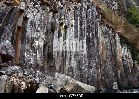 Tengchong, Tengchong, CHN. Xiii Febbraio, 2016. Tengchong, Cina - 13 Febbraio 2016: (solo uso editoriale. Cina OUT) giunzione colonnari. Si tratta di una struttura geologica in cui insiemi di intersecando strettamente distanziati fratture, denominato giunti, danno come risultato la formazione di una matrice regolare di prismi poligonali o colonne. Giunzione colonnare avviene in molti tipi di rocce vulcaniche e le forme come la roccia si raffredda e contratti. Giunzione colonnare può verificarsi nel raffreddamento di flussi di lava e tufi ashflow (ignimbrite), così come in alcune intrusioni poco profonde. © SIPA Asia/ZUMA filo/Alamy Live News Foto Stock