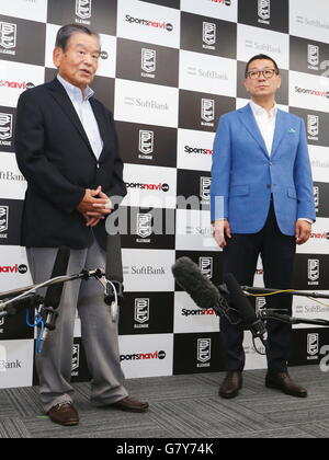 Tokyo, Giappone. Il 27 giugno, 2016. (L-R) Saburo Kawabuchi, Masaaki Okawa Basket : B.LEAGUE detiene un evento a sorpresa per Saburo Kawabuchi. Saburo Kawabuchi andrà in pensione il Giappone associazione di pallacanestro presidente a Tokyo in Giappone . © Sho Tamura AFLO/sport/Alamy Live News Foto Stock