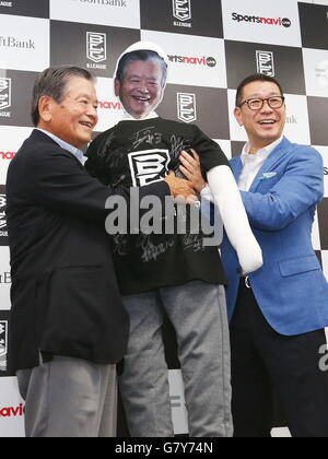 Tokyo, Giappone. Il 27 giugno, 2016. (L-R) Saburo Kawabuchi, Masaaki Okawa Basket : B.LEAGUE detiene un evento a sorpresa per Saburo Kawabuchi. Saburo Kawabuchi andrà in pensione il Giappone associazione di pallacanestro presidente a Tokyo in Giappone . © Sho Tamura AFLO/sport/Alamy Live News Foto Stock