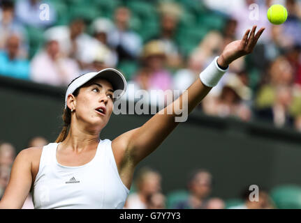 Londra, Gran Bretagna. Il 27 giugno, 2016. Garbine Muguruza di Spagna serve durante la singolare femminile match di primo turno contro Camila Giorgi Italia al 2016 Wimbledon Tennis Championships di Londra, Gran Bretagna, 27 giugno 2016. Garbine Muguruza ha vinto 2-1. © Tang Shi/Xinhua/Alamy Live News Foto Stock