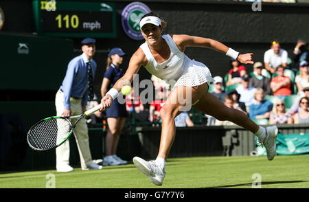 Londra, Gran Bretagna. Il 27 giugno, 2016. Garbine Muguruza di Spagna restituisce la sfera durante il singolare femminile match di primo turno contro Camila Giorgi Italia al 2016 Wimbledon Tennis Championships di Londra, Gran Bretagna, 27 giugno 2016. Garbine Muguruza ha vinto 2-1. © Tang Shi/Xinhua/Alamy Live News Foto Stock