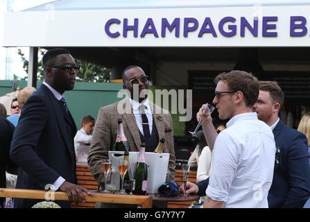 Londra, Gran Bretagna. Il 27 giugno, 2016. Gli uomini sono visti in un bar champagne al giorno 1 a i campionati di Wimbledon 2016 a Londra, Gran Bretagna, il 27 giugno 2016. © Han Yan/Xinhua/Alamy Live News Foto Stock