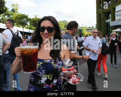 Londra, Regno Unito. Il 27 giugno, 2016. Una signora tiene un bicchiere di Pimm's e fragole con panna il giorno 1 a i campionati di Wimbledon 2016 a Londra, in Gran Bretagna il 27 giugno 2016. © Han Yan/Xinhua/Alamy Live News Foto Stock