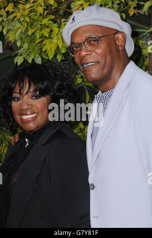 Hollywood, CA, Stati Uniti d'America. Il 27 giugno, 2016. 27 Giugno 2016 - Hollywood. LaTanya Richardson Samuel L. Jackson. Gli arrivi di Los Angeles Premiere Mondiale della Warner Bros' ''La leggenda di Tarzan" tenutosi presso il Teatro Dolby. Photo credit: Birdie Thompson/AdMedia Credito: Birdie Thompson/AdMedia/ZUMA filo/Alamy Live News Foto Stock