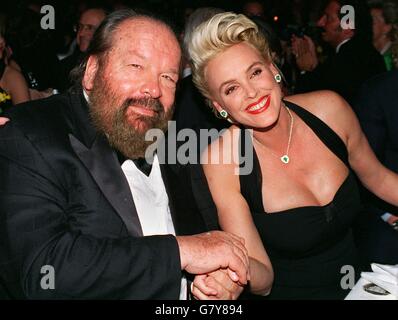 FILE - un file immagine datata 21 febbraio 1998 mostra attore italiano Bud Spencer (L), nato come Carlo Pedersoli, tenendo la mano di attrice danese Brigitte Nielsen presso l'Opera di Francoforte la sfera a Francoforte in Germania. Secondo i resoconti dei mass media, Spencer è morto il 27 giugno 2016 all'età di 86. Foto: KATJA Lenzo/dpa Foto Stock