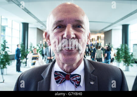 Bruxelles, BXL, Belgio. Il 28 giugno, 2016. Euroscettici polacco Janusz Korwin Mikke arriva per una seduta straordinaria del Parlamento europeo su Brexit al Parlamento Europeo con sede a Bruxelles, in Belgio, il 28.06.2016 da Wiktor Dabkowski Credito: Wiktor Dabkowski/ZUMA filo/Alamy Live News Foto Stock