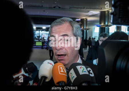 Bruxelles, BXL, Belgio. Il 28 giugno, 2016. Leader del Regno Unito (UK) Independence Party Nigel Farage arriva per una seduta straordinaria del Parlamento europeo su Brexit al Parlamento Europeo con sede a Bruxelles, in Belgio, il 28.06.2016 da Wiktor Dabkowski Credito: Wiktor Dabkowski/ZUMA filo/Alamy Live News Foto Stock