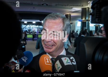 Bruxelles, BXL, Belgio. Il 28 giugno, 2016. Leader del Regno Unito (UK) Independence Party Nigel Farage arriva per una seduta straordinaria del Parlamento europeo su Brexit al Parlamento Europeo con sede a Bruxelles, in Belgio, il 28.06.2016 da Wiktor Dabkowski Credito: Wiktor Dabkowski/ZUMA filo/Alamy Live News Foto Stock