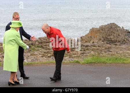 Contea di Antrim, Irlanda del Nord, Regno Unito. Il 28 giugno, 2016. La Gran Bretagna è la Regina Elisabetta II è accolto da Neville McComachie dalla National Trust Giant's Causeway (R) nella contea di Antrim, Irlanda del Nord e Gran Bretagna, 28 giugno 2016. Le colonne di basalto di Giant's Causeway sono elencati come Sito del Patrimonio Mondiale. Immagine/occhio irlandese Credito: Irish occhio/Alamy Live News Foto Stock