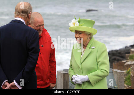 Contea di Antrim, Irlanda del Nord, Regno Unito. Il 28 giugno, 2016. La Gran Bretagna è la Regina Elisabetta II sorrisi a il Principe Filippo , Duca di Edimburgo (L) come essi ascoltare le spiegazioni da Neville McComachie dalla National Trust Giant's Causeway (R) nella contea di Antrim, Irlanda del Nord e Gran Bretagna, 28 giugno 2016. Le colonne di basalto di Giant's Causeway sono elencati come Sito del Patrimonio Mondiale. Immagine/occhio irlandese Credito: Irish occhio/Alamy Live News Foto Stock