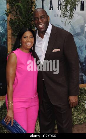 Magic Johnson, Cookie Johnson presso gli arrivi per la leggenda di Tarzan Premiere, Dolby Theatre a Hollywood e Highland Center, Los Angeles, CA 27 Giugno 2016. Foto di: Dee Cercone/Everett Collection Foto Stock