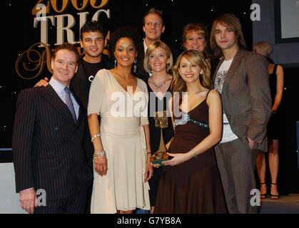 (Da sinistra a destra) James Hewitt e Coronation Street attori Ryan Thomas, Tupele Dorgu, Antony Cotton, Jane Danson, Samia Ghadie, Wendi Peters e Rupert Hill con il loro premio TV SOAP of the Year. Foto Stock