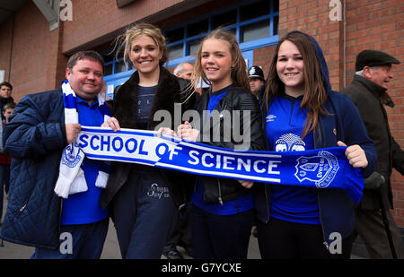 I fan di Everton della School of Science prima della partita della Barclays Premier League a Villa Park, Birmingham. PREMERE ASSOCIAZIONE foto. Data immagine: Sabato 2 maggio 2015. Visita la villa DI CALCIO PA Story. Il credito fotografico dovrebbe essere: Nick Potts/PA Wire. Foto Stock