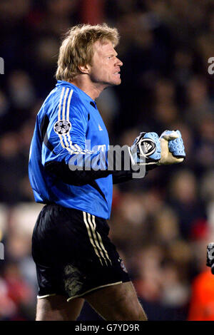 Calcio - UEFA Champions League - Round of 16 - seconda tappa - Arsenal / Bayern Monaco - Highbury. Oliver Kahn, portiere del Bayern Munich, celebra la vittoria sull'Arsenal Foto Stock