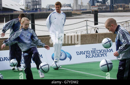 David Beckham, calciatore del Real Madrid, si affaccia sui bambini che giocano a calcio vicino al Tamigi, per il lancio della sua accademia di calcio per incoraggiare il calcio di base. Foto Stock