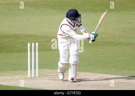 Peter Siddle del Lancashire è intrappolato nella LBW da Rory Kleinveldt del Northamptionshire (non raffigurato) durante la partita del campionato della contea di LV, Divisione due al County Ground, Northamptonshire. Foto Stock