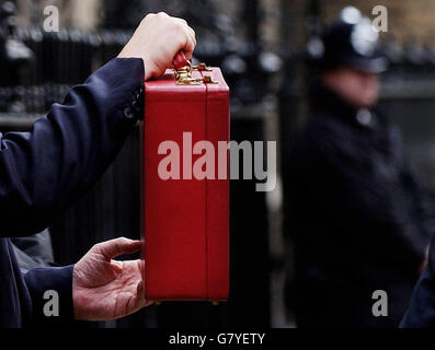 Il Cancelliere dello scacchiere britannico Gordon Brown ha la scatola di spedizione rossa. Foto Stock