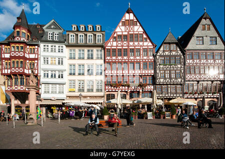 I turisti di fronte alla semi-case con travi di legno sulla piazza Roemerberg, Roemer, Frankfurt am Main, Hesse Foto Stock