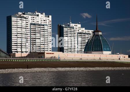 Architettura moderna sulle rive del fiume Weser, centro di Columbus, Mediterraneo shopping mall, Havenwelten, Bremerhaven Foto Stock