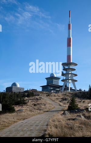 Edificio Brockenhaus, Brockenherberge ostello ed un montante dell'antenna sul plateau sommitale, Brocken Mountain, Parco Nazionale di Harz Foto Stock