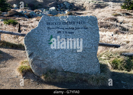 Monumento di pietra dal Harzklub per l'apertura del muro sul plateau sommitale, Brocken Mountain, Parco Nazionale di Harz Foto Stock