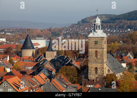 Stephanikirche chiesa e Breites Tor gate, vista dalla torre della chiesa di chiesa Marktkirche, Goslar Foto Stock