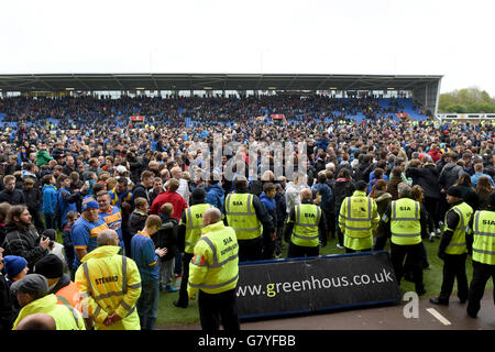 I fan di Shrewsbury Town e i suoi amministratori si mescolano dopo la vittoria di Shrewsbury Town durante la partita Sky Bet League due al Greenhous Meadow, Shrewsbury. Foto Stock