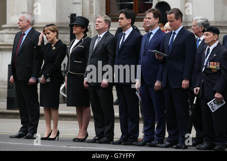 (Sinistra-destra) primo ministro del Galles Carwyn Jones, primo ministro scozzese Nicola Sturgeon, politico dell'Irlanda del Nord Arlene Foster, leader SNP nei Commons Angus Robertson, leader laburista ed Miliband, leader liberaldemocratico Nick Clegg, E il primo Ministro David Cameron partecipa a un Servizio di memoria in occasione del 70° anniversario del VE Day, al Cenotafe, a Whitehall, Londra. Foto Stock