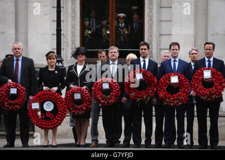 (Sinistra-destra) primo ministro del Galles Carwyn Jones, primo ministro scozzese Nicola Sturgeon, politico dell'Irlanda del Nord Arlene Foster, leader SNP nei Commons Angus Robertson, leader laburista ed Miliband, leader liberaldemocratico Nick Clegg, E il primo Ministro David Cameron partecipa a un Servizio di memoria in occasione del 70° anniversario del VE Day, al Cenotafe, a Whitehall, Londra. Foto Stock