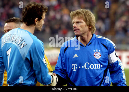 Il portiere dell'Arsenale Jens Lehmann (a sinistra) scuote le mani con il compagno di campagna e il portiere di Monaco di Baviera numero opposto Oliver Kahn. Foto Stock