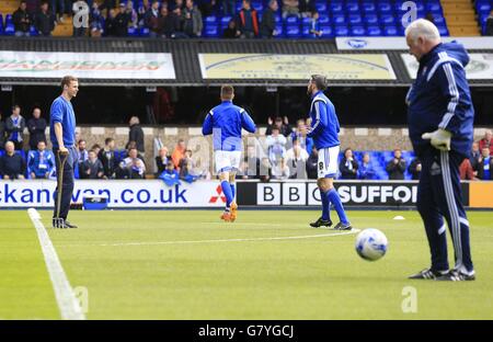 Calcio - Campionato Sky Bet - Gioca fuori semifinale - prima tappa - Ipswich Town / Norwich City - Portman Road. Un membro del mondo guarda i giocatori di Ipswich Town riscaldarsi prima del Campionato Sky Bet, Gioca fuori semifinale, prima tappa a Portman Road, Ipswich. Foto Stock