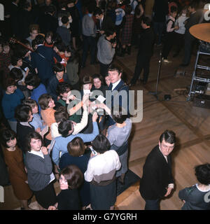 I Blinging Blue Jeans fanno un film di Circlorama all'Empire Ballroom di Leicester Square, Londra. L'immagine mostra autografi Les Braid. Foto Stock