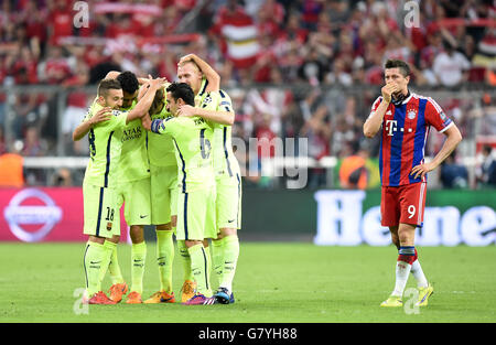 I giocatori di Barcellona festeggiano la vittoria dopo il fischio finale come Bayern Robert Lewandowski di Monaco (a destra) esce dal campo espulso dopo la partita Foto Stock