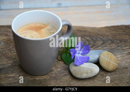 Tazza di caffè in una tazza di grigio su un vecchio tavolo di legno con uno sfondo vuoto lo spazio di copia Foto Stock