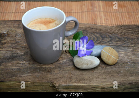 Tazza di caffè in una tazza di grigio su un vecchio tavolo di legno con uno sfondo vuoto lo spazio di copia Foto Stock