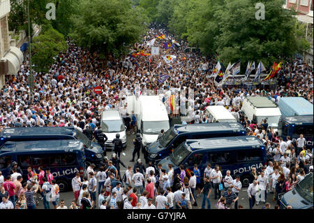 Calcio - UEFA Champions League - Semifinale - seconda tappa - Real Madrid / Juventus - Santiago Bernabeu. Un mare di tifosi del Real Madrid si dirigono verso il Santiago Bernabeu prima della partita Foto Stock