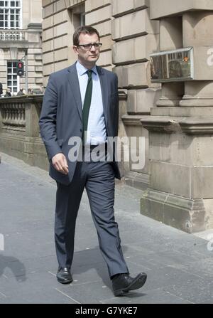 L'ex redattore di News of the World Andy Coulson lascia la High Court di Edimburgo dove è andato in giudizio accusato di aver commesso una pergiuria. Foto Stock