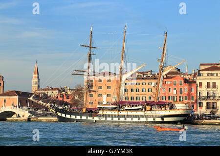 I tre-masted sailing vessel Palinuro, a vele corsi nave per la Marina Militare Italiana, ormeggiata a Venezia. Foto Stock