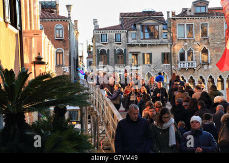 Pontoon ponte che attraversa il Canal Grande alla Festa della Madonna della Salute, Basilica di Santa Maria della Salute Foto Stock