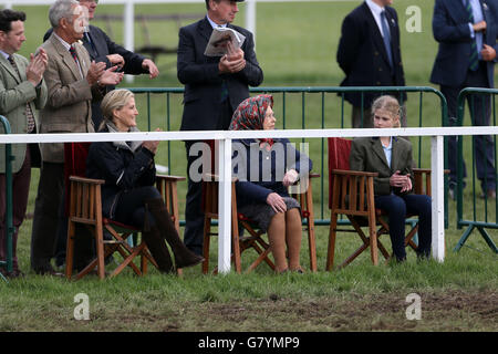 Regina Elisabetta II (centro), la Contessa di Wessex (a sinistra) e Lady Louise Windsor (a destra) durante il terzo giorno del Royal Windsor Horse Show al Castello di Windsor nel Berkshire. Foto Stock