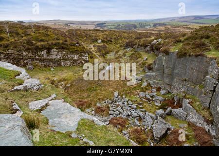 Abbandono di una cava di granito a Hay Tor su Dartmoor Devon, Inghilterra, Regno Unito Foto Stock