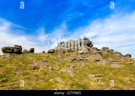 Il granito di Hound Tor è stato alterato da milioni di anni di vento, pioggia e gelo su Dartmoor Devon, Inghilterra, Regno Unito Foto Stock