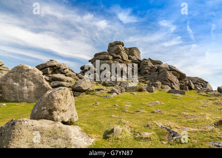 Il granito di Hound Tor è stato alterato da milioni di anni di vento, pioggia e gelo su Dartmoor Devon, Inghilterra, Regno Unito Foto Stock