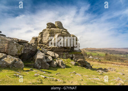 Il granito di Hound Tor è stato alterato da milioni di anni di vento, pioggia e gelo su Dartmoor Devon, Inghilterra, Regno Unito Foto Stock