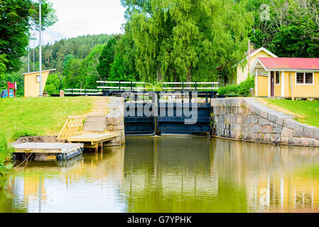 Soderkoping, Svezia - 20 Giugno 2016: Tegelbruket canal lock vicino a Soderkoping. No boats visibile. Foto Stock